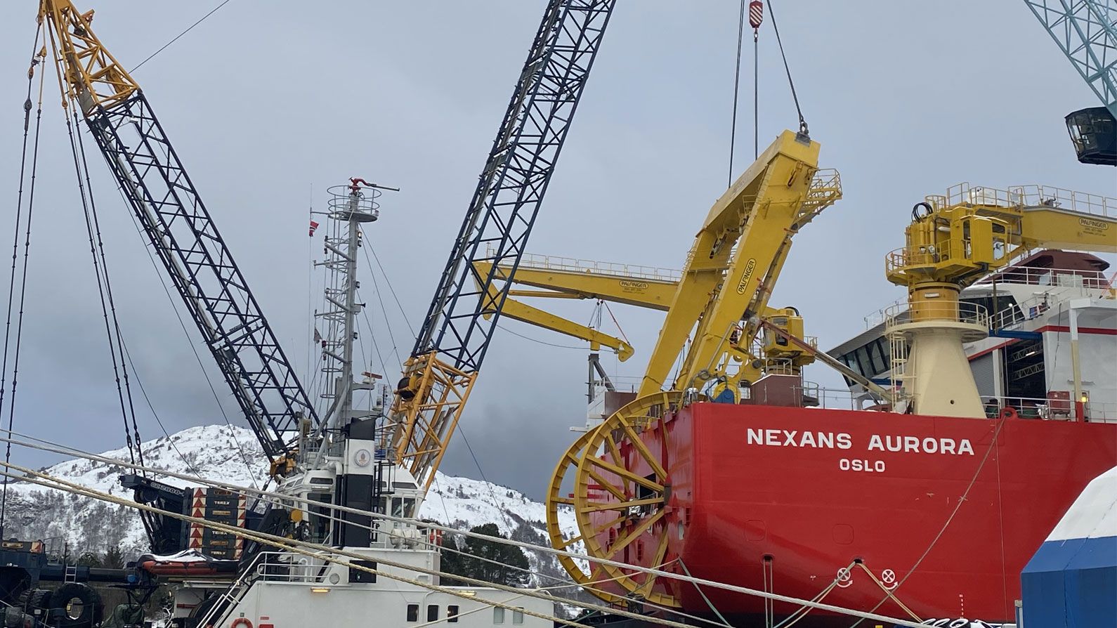 The A-frame in position on the ‘Nexans Aurora’