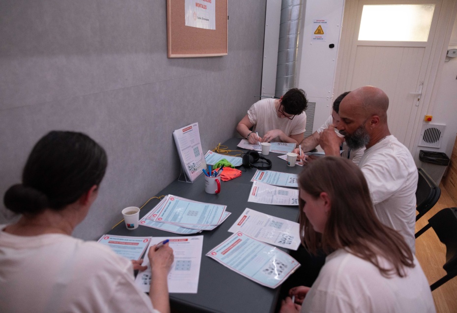 A group of 5 people working in a workshop around a table during the ChangeNOW event.