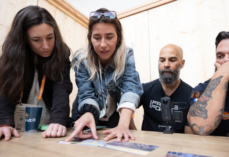 A group of 4 people exchanging during the ChangeNow event.