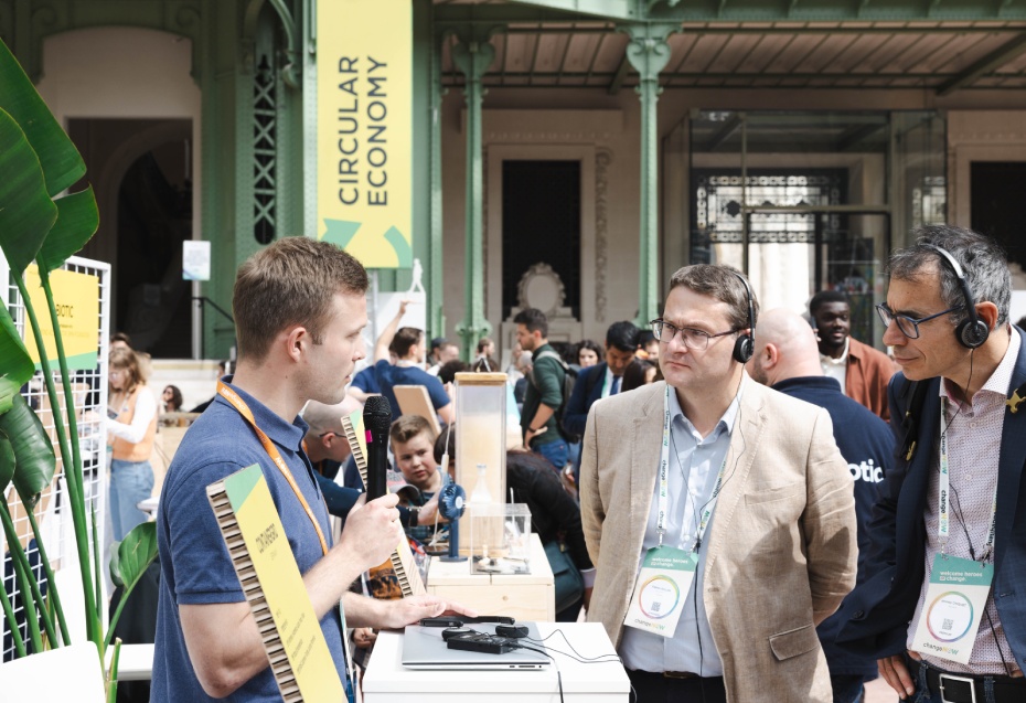 Young man presenting the circular economy to two men.