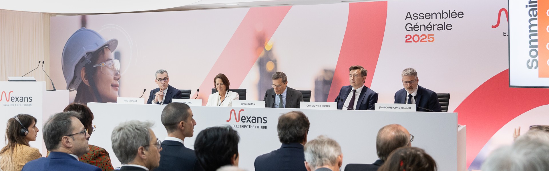 Réunion de l'assemblée générale avec panel de dirigeants et présentations professionnelles.