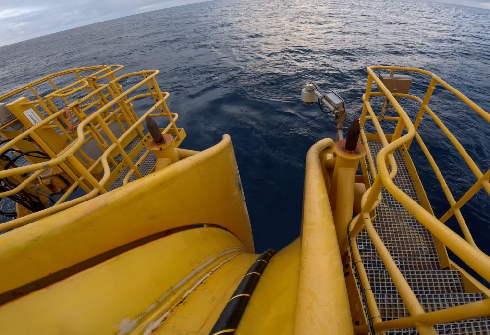 nexans-aurora-tyrrhenian-link-cable-going-into-water-detail