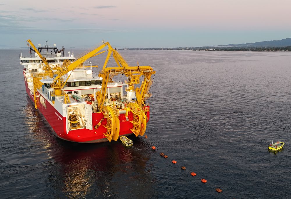 nexans-aurora-tyrrhenian-link-cable-going-into-water